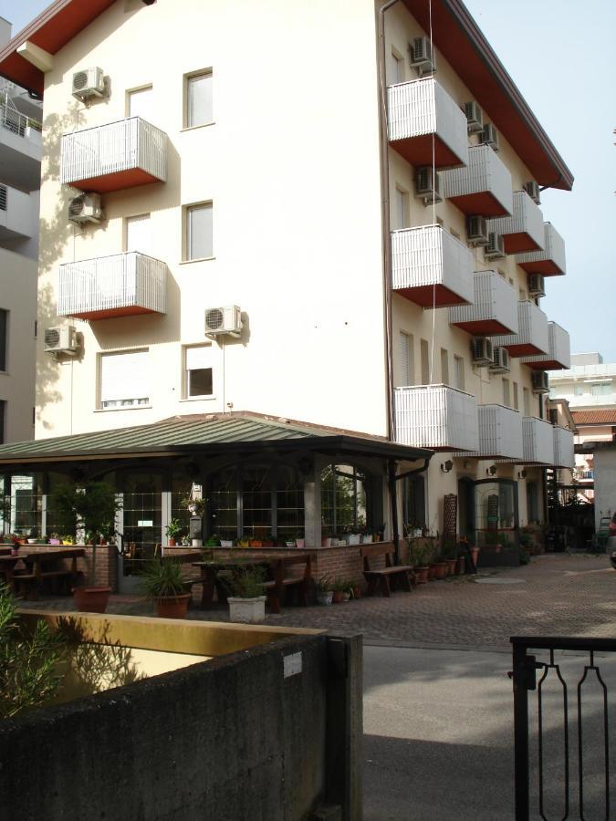 La Quercia Hotel Lignano Sabbiadoro Eksteriør billede
