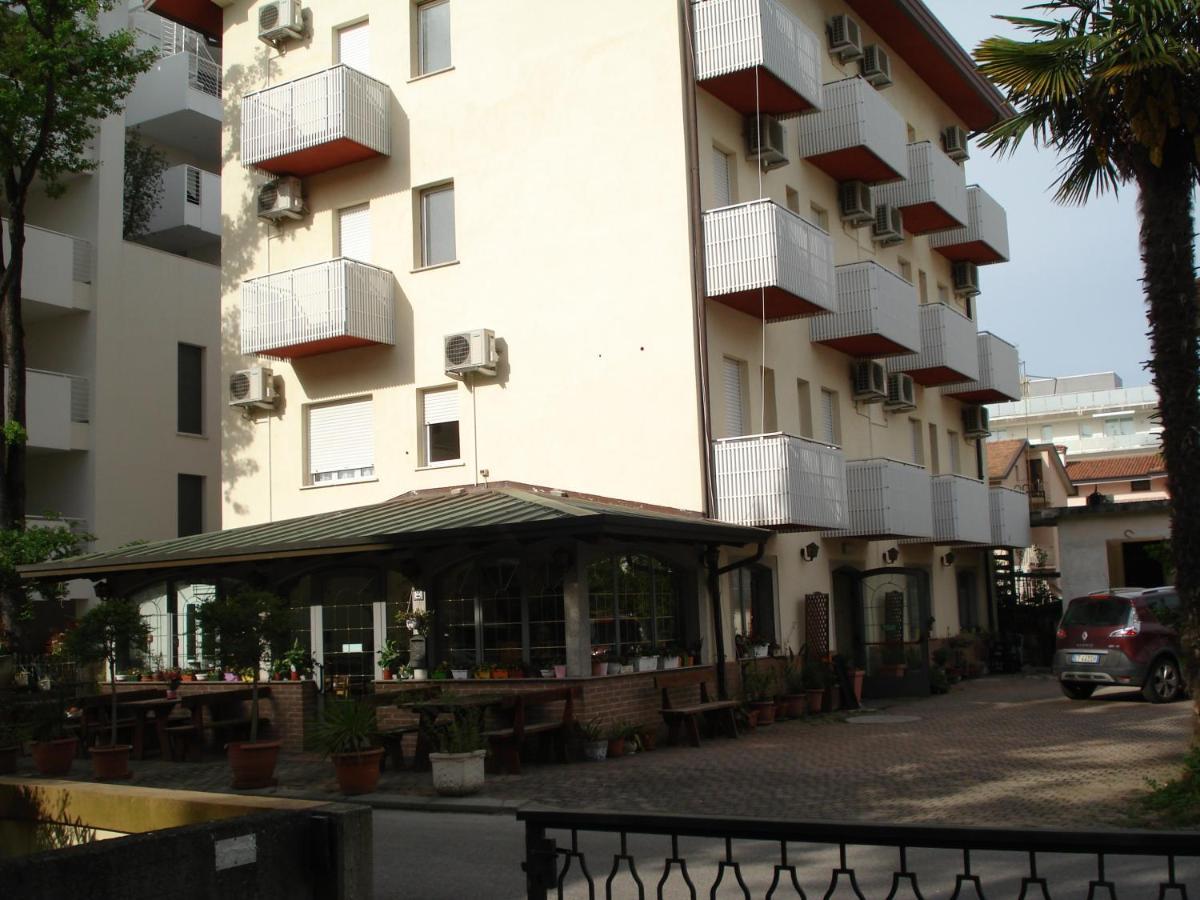 La Quercia Hotel Lignano Sabbiadoro Eksteriør billede