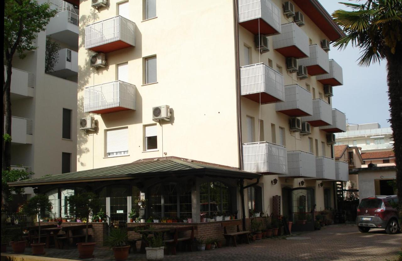 La Quercia Hotel Lignano Sabbiadoro Eksteriør billede